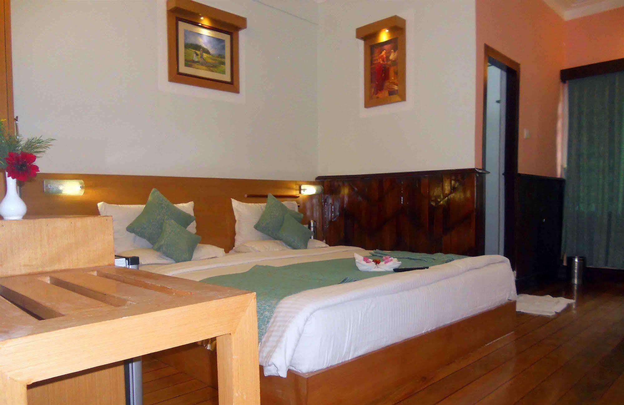 Hotel Metro Palace Мумбаи Экстерьер фото